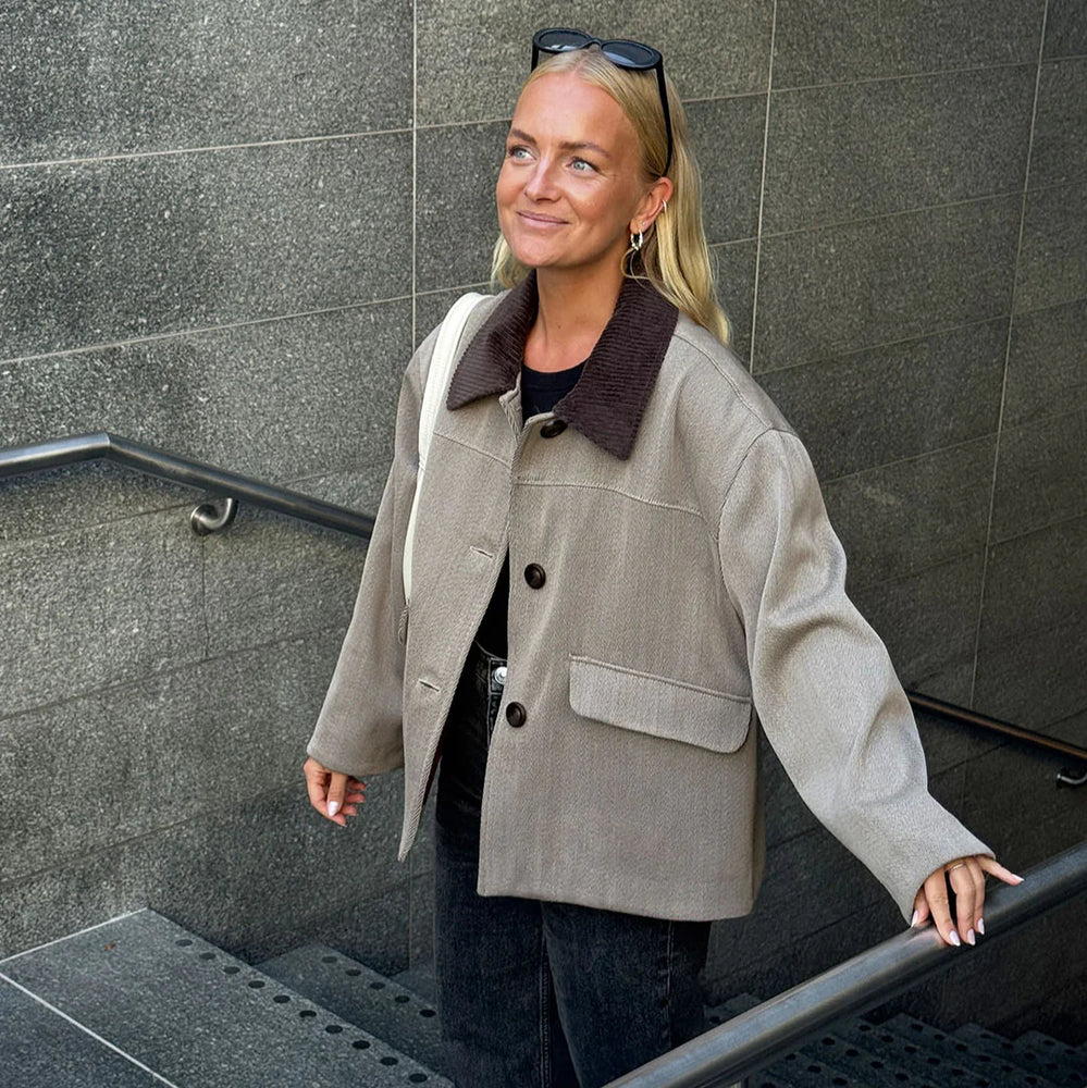 
                  
                    Load image into Gallery viewer, Pattern CAR Coat
                  
                